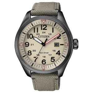 Reloj Citizen con esfera de color beige con toques en negro y exterior de nylon en color beige.