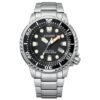 Reloj Citizen esfera negra y exterior con correa plateada de acero inoxidable.