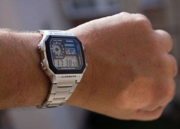 Reloj Casio AE-1200WHD-1AVEF con brazalete de acero