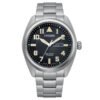 Citizen Super Titanium esfera negra con toques beige y exterior con correa plateada de acero inoxidable.