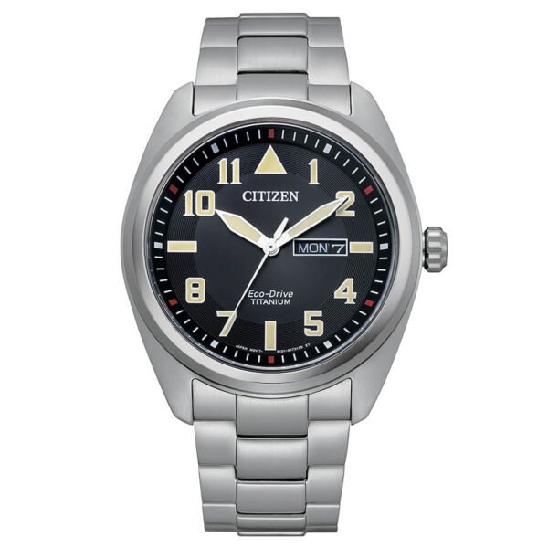 Citizen Super Titanium esfera negra con toques beige y exterior con correa plateada de acero inoxidable.