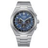 Citizen Super Titanium esfera azul y exterior con correa plateada de acero inoxidable.