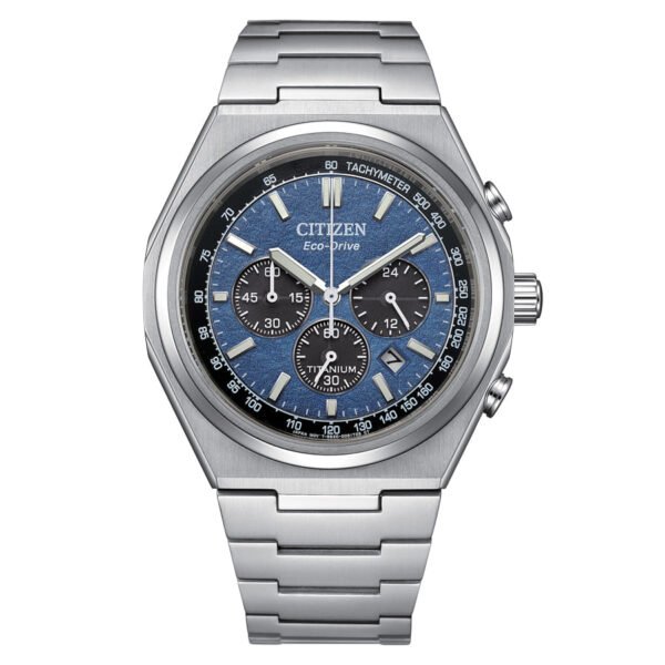 Citizen Super Titanium esfera azul y exterior con correa plateada de acero inoxidable.
