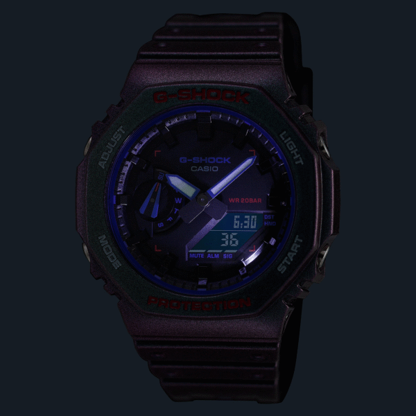 Reloj Casio G-Shock esfera de color negro y exterior polarizado en color violeta y verde.