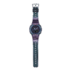 Reloj Casio G-Shock esfera de color negro y exterior polarizado en color violeta y verde.