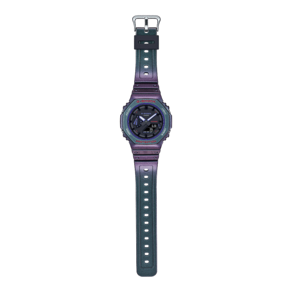 Reloj Casio G-Shock esfera de color negro y exterior polarizado en color violeta y verde.