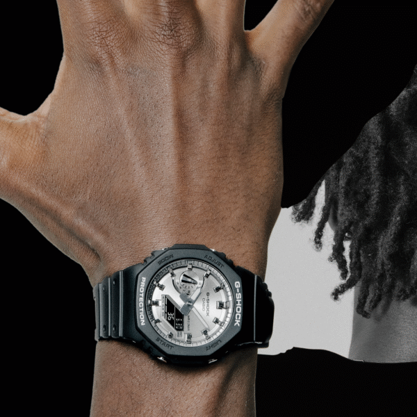 GA-2100SB-1AER Reloj Casio G-Shock esfera en color plata y exterior en negro.