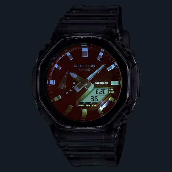 Reloj Casio G-Shock esfera con deposición de vapor refleja varios tonos de luz y exterior transparente.