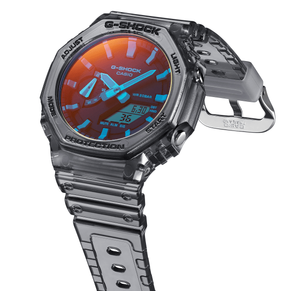 Reloj Casio G-Shock esfera con deposición de vapor refleja varios tonos de luz y exterior transparente.