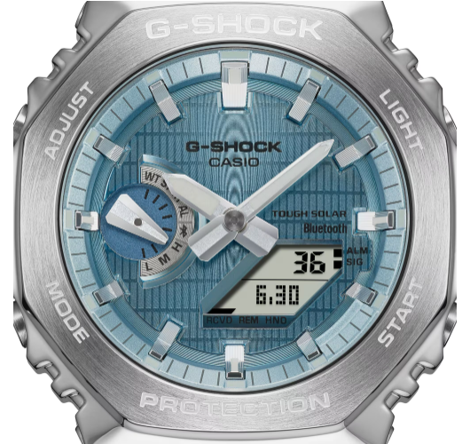 Reloj Casio G-Shock con esfera en azul y el borde metálico