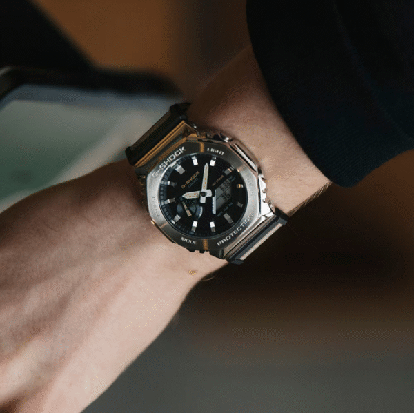Reloj Casio G-Shock de acero con esfera negra y exterior metálico.