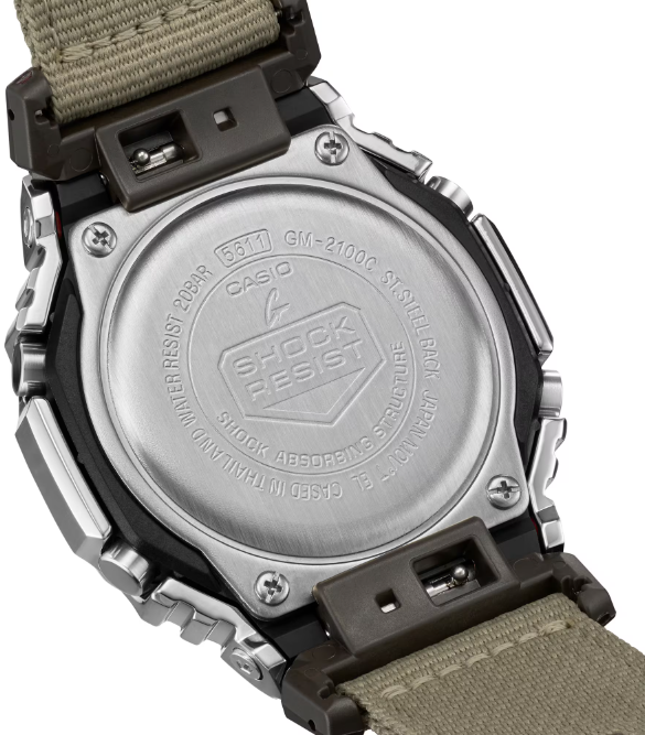 Reloj Casio G-Shock con esfera en negra con tapa metálica.