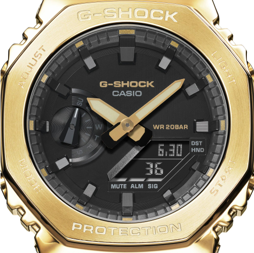 Reloj Casio G-Shock de acero exterior dorado y esfera en negro.