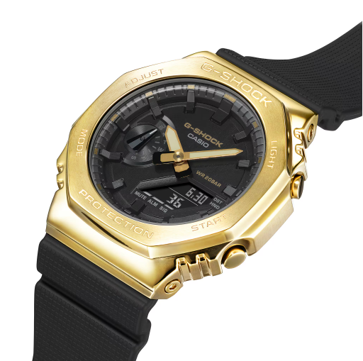 Reloj Casio G-Shock esfera en negro igual que la correa y exterior en dorado.