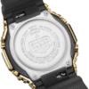 Reloj Casio G-Shock con esfera en negra con tapa metálica.