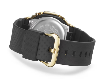 Reloj Casio G-Shock dorado con esfera en negro con hebilla y correa del mismo color.