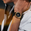 Reloj Casio G-Shock de acero esfera en negro y exterior en dorado.