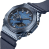 Reloj Casio G-Shock monocolor azul metalizado y correa del mismo color.