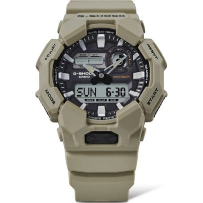 Reloj Casio G-Shock esfera negra, exterior y correa beige.