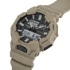 Reloj Casio G-Shock esfera negra, exterior y correa beige.