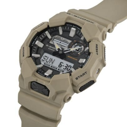 Reloj Casio G-Shock esfera negra, exterior y correa beige.