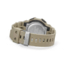 Reloj Casio G-Shock hebilla metálica y correa beige.
