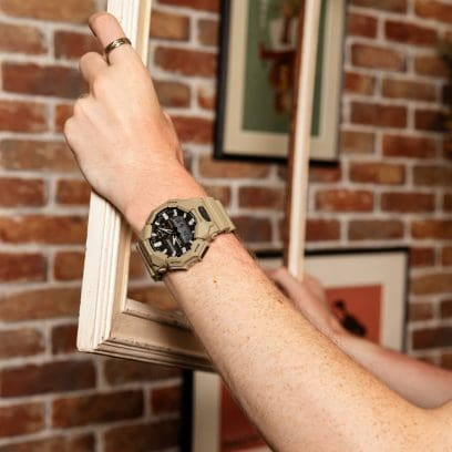 Reloj Casio G-Shock en muñeca de hombre en beige.