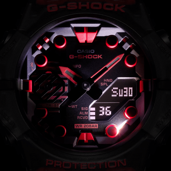 Reloj Casio G-Shock esfera negra y exterior transparente con toques rojos en ambas partes.