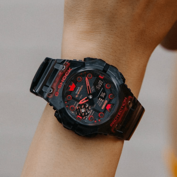 Reloj Casio G-Shock esfera negra y exterior transparente con toques rojos en ambas partes.