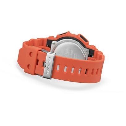 Reloj Casio G-Shock hebilla metálica y correa naranja.