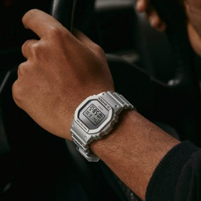 Reloj Casio G-Shock esfera y exterior de color gris translúcido.