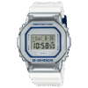 Reloj Casio G-Shock con bisel de acero inoxidable plateado con un acabado brillante, contrastando con la correa de resina blanca.