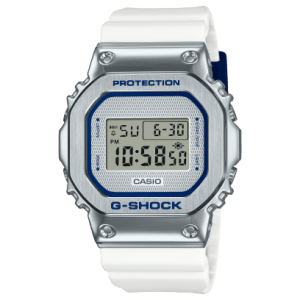 Reloj Casio G-Shock con bisel de acero inoxidable plateado con un acabado brillante, contrastando con la correa de resina blanca.