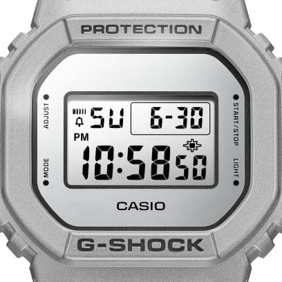 Reloj Casio G-Shock esfera y exterior de color gris translúcido.