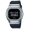 Reloj Casio G-Shock con bisel de acero inoxidable plateado con un acabado brillante, contrastando con la correa de resina negra.
