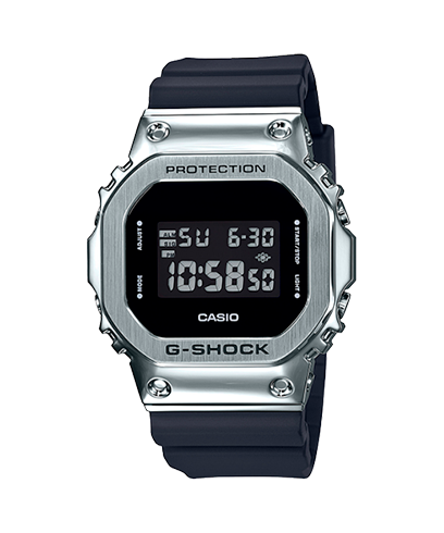 Reloj Casio G-Shock con bisel de acero inoxidable plateado con un acabado brillante, contrastando con la correa de resina negra.