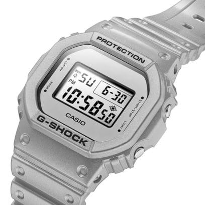 Reloj Casio G-Shock esfera y exterior de color gris translúcido.
