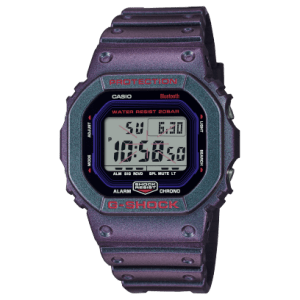 Reloj Casio G-Shock esfera de color negro y exterior polarizado en color violeta y verde.