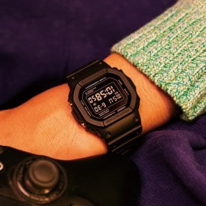 Reloj Casio G-Shock con bisel de acero inoxidable negro.
