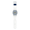 Reloj Casio G-Shock con bisel de acero inoxidable plateado con un acabado brillante, contrastando con la correa de resina blanca.