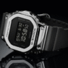 Reloj Casio G-Shock con bisel de acero inoxidable plateado con un acabado brillante, contrastando con la correa de resina negra.