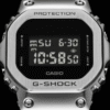 Reloj Casio G-Shock con bisel de acero inoxidable plateado con un acabado brillante, contrastando con la correa de resina negra.