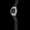 Reloj Casio G-Shock con bisel de acero inoxidable plateado con un acabado brillante, contrastando con la correa de resina negra.