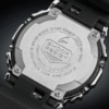 Reloj Casio G-Shock con bisel de acero inoxidable plateado con un acabado brillante, contrastando con la correa de resina negra.