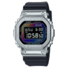 Reloj Casio G-Shock con bisel de acero inoxidable plateado con un acabado brillante, contrastando con la correa de resina negra.