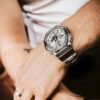 Reloj Casio G-Shock esfera plateada y exterior acero.