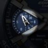 Reloj Edifice con bisel de acero inoxidable azul marino.