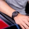 Reloj Edifice con bisel de acero y carbono negro.