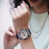 Reloj Casio G-Shock esfera dorada y exterior gris transparente.