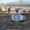 Reloj Edifice con esfera de color azul y exterior de acero en color plata.